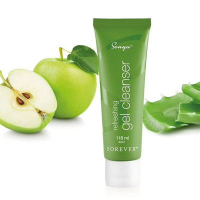 grüne äpfel und aloestücke, davor grüne tube mit gel cleanser